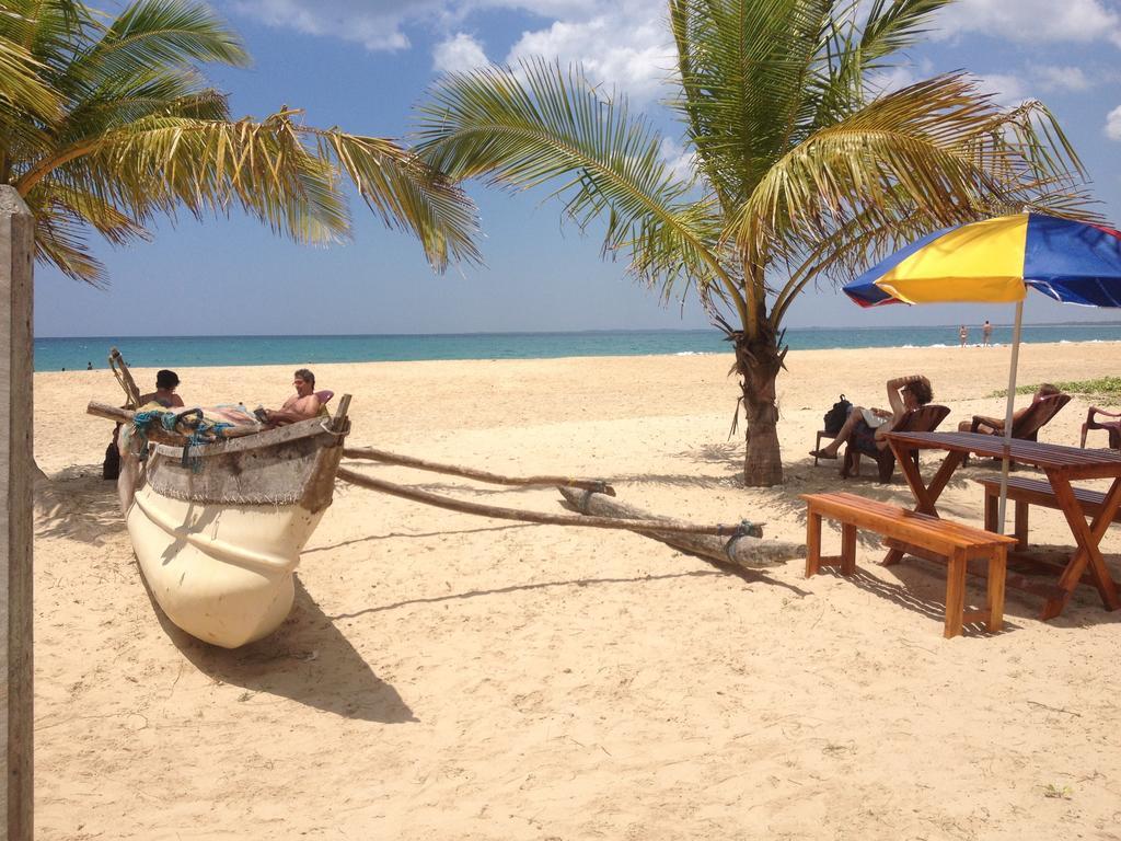 Aqua Marine Beach Resort Pasikuda Buitenkant foto