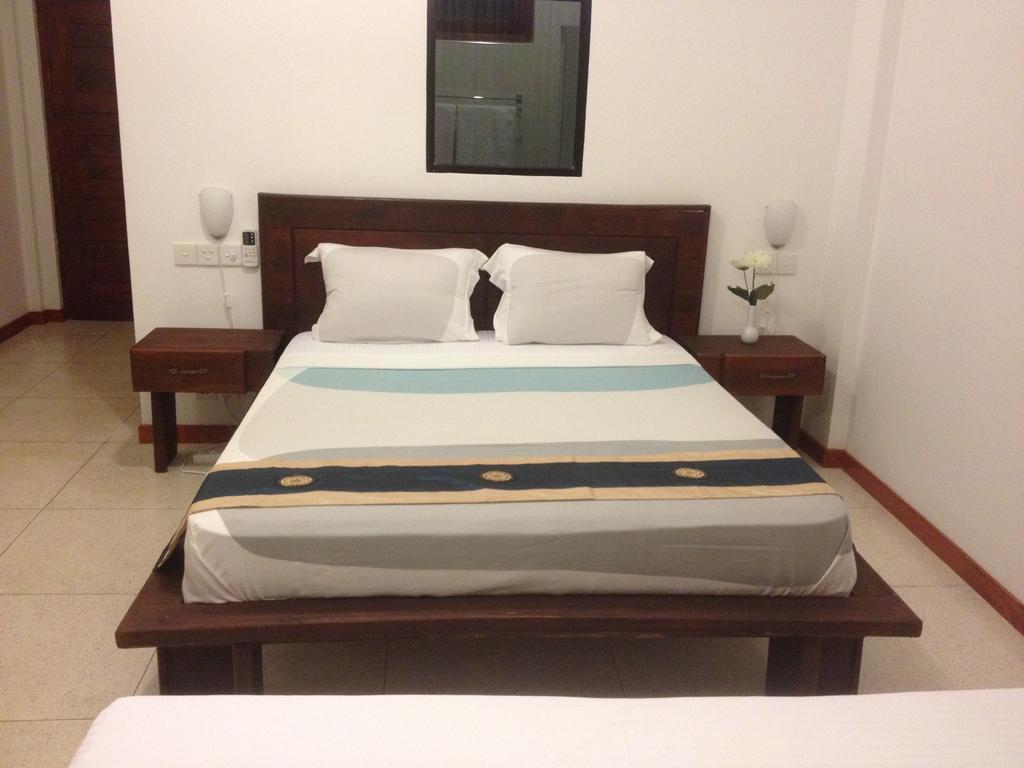 Aqua Marine Beach Resort Pasikuda Buitenkant foto